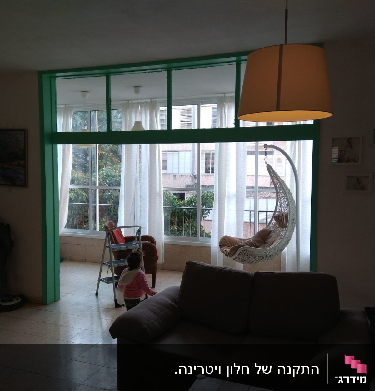 סולם אלומיניום ליד חלון זכוכית גדול